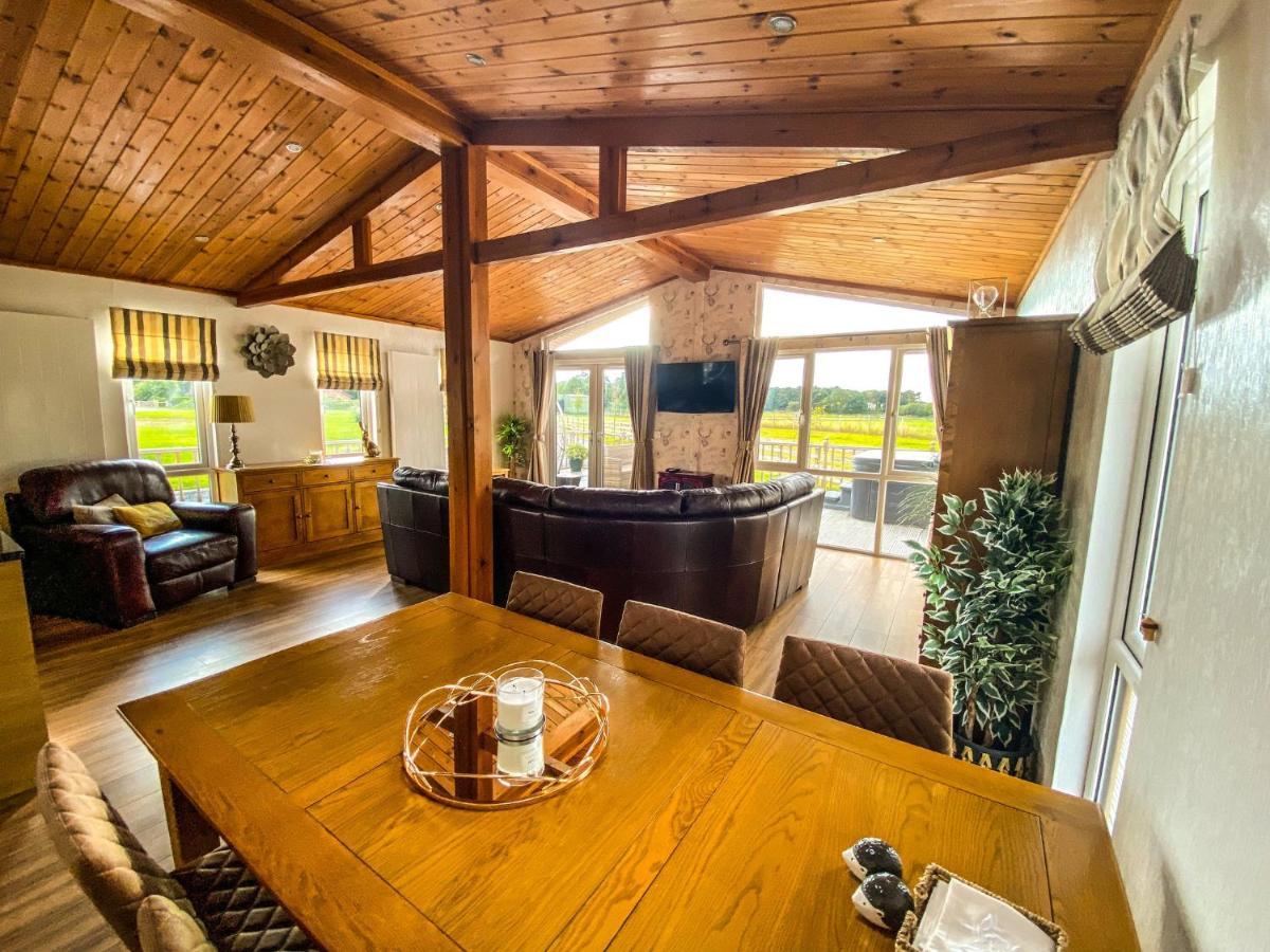Immaculate 3-Bedroom Private Lodge Near יורק מראה חיצוני תמונה