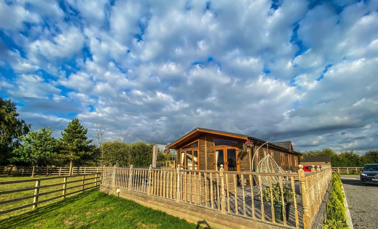 Immaculate 3-Bedroom Private Lodge Near יורק מראה חיצוני תמונה